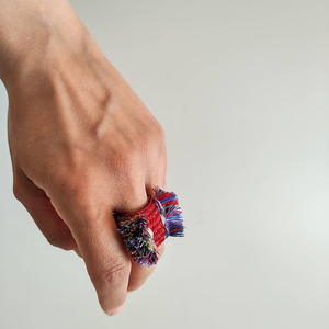 ATHINA MAILI - Υφαντό boho δαχτυλίδι κόκκινο με φούντες - ασήμι, με φούντες, υφαντά, boho - 2