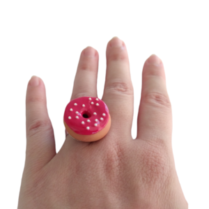 Δαχτυλίδι donut με κόκκινο glaze και λευκά sprinkles με πολυμερικό πηλό / μεγάλο / μεταλλική βάση / αυξομειούμενο / Twice Treasured - πηλός, cute, γλυκά, αυξομειούμενα, kawaii - 5