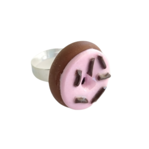Δαχτυλίδι donut σοκολάτας με ροζ glaze και sprinkles σοκολάτας με πολυμερικό πηλό / μεγάλο / μεταλλική βάση / αυξομειούμενο / Twice Treasured - πηλός, cute, γλυκά, αυξομειούμενα, kawaii - 2
