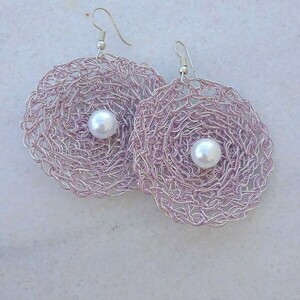 Wire crochet στρογγυλά μωβ σκουλαρίκια χαλκού με πέρλα - διάμετρος 5 cm - χαλκός, κρεμαστά, πέρλες, μεγάλα, πλεκτά - 4