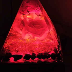 Φωτιστικό πυραμίδα με κόκκινο τριαντάφυλλο και ξύλινη βάση με Led. Διαστάσεις 20*14 εκατοστά. - πορτατίφ, τριαντάφυλλο, εποξική ρητίνη - 4