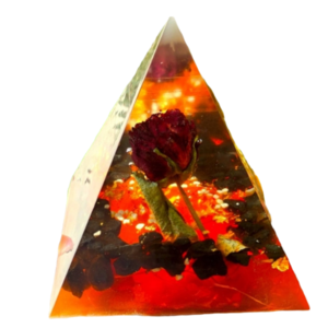 Φωτιστικό από ρητίνη σε σχήμα πυραμίδας με κόκκινο τριαντάφυλλο. Διαστάσεις 20 εκατοστά ύψος, 14 πλάτος. - πορτατίφ, εποξική ρητίνη, αποξηραμένα άνθη - 2