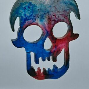 Mπρελόκ νεκροκεφαλή σε μαύρο μπλε και κόκκινες αποχρώσεις 8cm χ 6cm από υγρό γυαλί - ρητίνη, αγορίστικο - 2