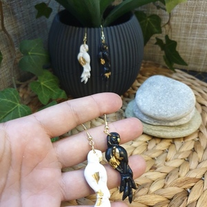 "Yin Yang Parrots" I Χειροποίητα μοντέρνα κρεμαστά σκουλαρίκια από πολυμερικό πηλό - 6,5 cm - χρώμα λευκό / μαύρο / χρυσό - ασήμι 925, πηλός, κρεμαστά, μεγάλα, γάντζος - 2