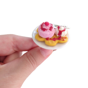 Δαχτυλίδι βάφλα μεσαία με παγωτό φράουλα, σαντιγί και σιρόπι με πολυμερικό πηλό / μεγάλο / μεταλλική βάση / αυξομειούμενο / Twice Treasured - πηλός, cute, γλυκά, αυξομειούμενα, kawaii - 5