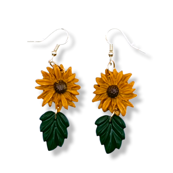 "Sunflower Dangles" I Χειροποίητα μοντέρνα κρεμαστά σκουλαρίκια από πολυμερικό πηλό 6 cm - χρώμα ώχρα - πηλός, λουλούδι, boho, κρεμαστά, γάντζος