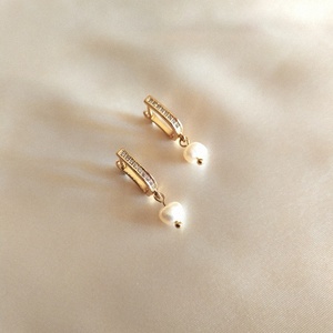 Pearl earrings Classic | Mαργαριταρένια σκουλαρίκια - επιχρυσωμένα, κρίκοι, ατσάλι, πέρλες, καρφάκι
