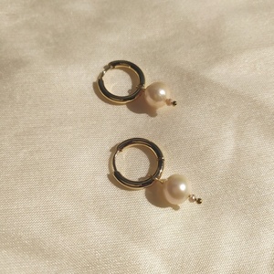Round pearls earrings | Μαργαριτάρια (πολύ απαλό λευκό-ροζ) περασμένα σε κρίκους - μαργαριτάρι, επιχρυσωμένα, κρίκοι, ατσάλι, πέρλες