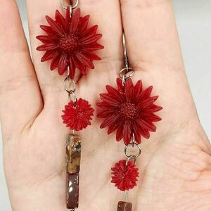 Boho σκουλαρίκια από υγρό γυαλί σε σχήμα λουλούδι με ημιπολύτιμες χάντρες αμαζονίτη - μπορντό - γυαλί, χάντρες, ατσάλι, boho - 3