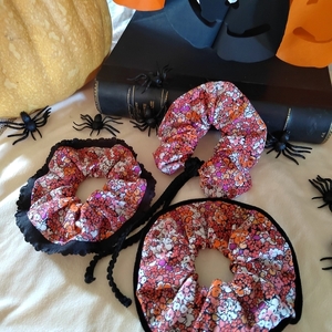 Χειροποιητο υφασμάτινο λαστιχάκι μαλλιών scrunchie κοκαλάκι με Halloween λουλουδάκια και μαυρη κορδέλα κρεμαστη medium size 1τμχ - ύφασμα, λουλούδια, halloween, ιδεά για δώρο, λαστιχάκια μαλλιών - 3
