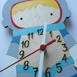 Ξύλινο ρολόι τοίχου αστροναύτης 30εκ - αγόρι, ρολόι, δώρο, διάστημα, ρολόγια, διακοσμητικό παιδικού δωματίου - 2