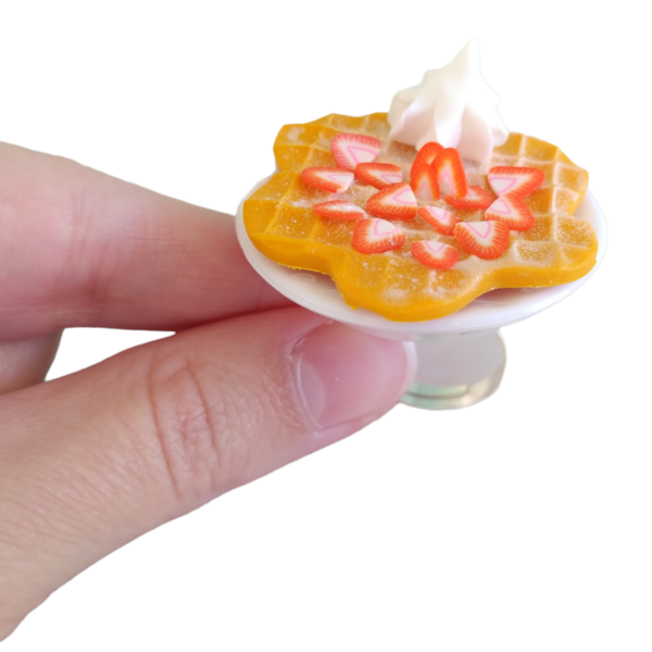 Δαχτυλίδι βάφλα με σαντιγί, φράουλες και ζάχαρη άχνη με πολυμερικό πηλό / μεγάλο / μεταλλική βάση / αυξομειούμενο / Twice Treasured - πηλός, cute, γλυκά, αυξομειούμενα, kawaii - 4
