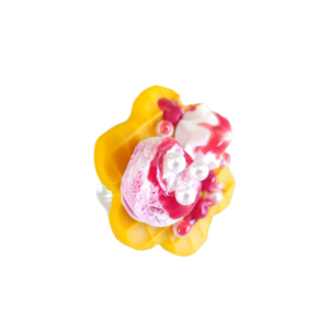 Δαχτυλίδι βάφλα με παγωτό φράουλα, σαντιγί και κεράσια με πολυμερικό πηλό / μεγάλο / μεταλλική βάση / αυξομειούμενο / Twice Treasured - πηλός, cute, γλυκά, αυξομειούμενα, kawaii - 5
