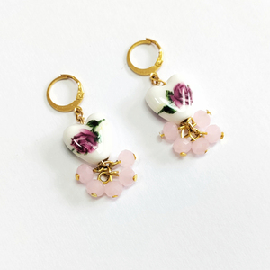 Κρεμαστά σκουλαρίκια καρδιές με ροζ τριαντάφυλλα και κρυσταλλάκια - πλαστικό, κρίκοι, χάντρες, λουλούδι - 2