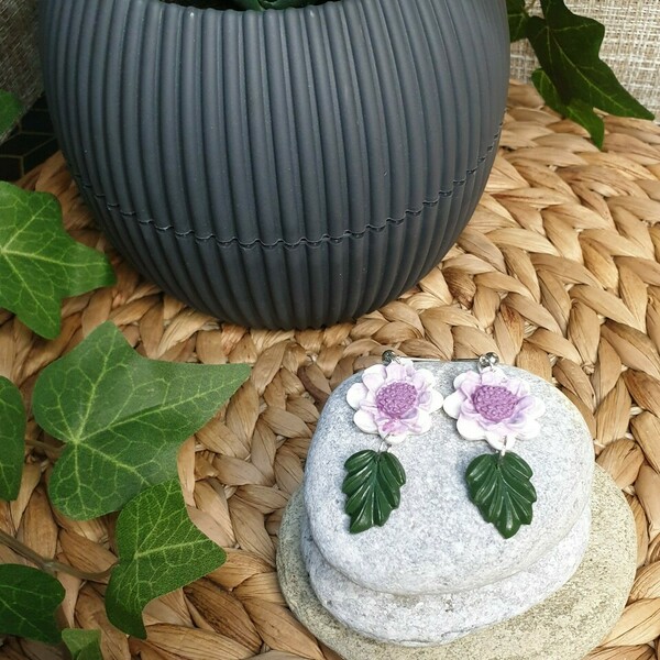 "White and Purple Flower Dangles" I Χειροποίητα μοντέρνα κρεμαστά σκουλαρίκια από πολυμερικό πηλό 5 cm - χρώμαμωβ / λευκό / πράσινο - πηλός, λουλούδι, boho, κρεμαστά, καρφάκι - 2
