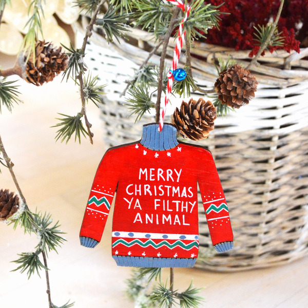 Ξύλινο, χριστουγεννιάτικο στολίδι σε σχήμα πουλόβερ, ύψους 10 εκ. με χιουμοριστική ευχή: Merry Christmas ya filthy animal - ξύλο, χιουμοριστικό, στολίδια - 5