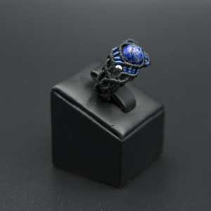 Μαύρο μακραμέ δαχτυλίδι, με Λάπις Λαζούλι - ημιπολύτιμες πέτρες, μακραμέ, boho, σταθερά