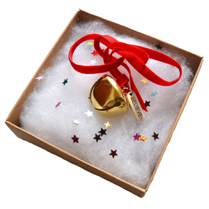 Το μαγικό κουδουνάκι του Άι Βασίλη, σε χρυσό χρώμα, μήκους 2 εκ. με κόκκινη κορδέλα και το κρεμαστό "Believe". Διαστάσεις κουτιού 10 x 10 εκ. - μέταλλο, στολίδια