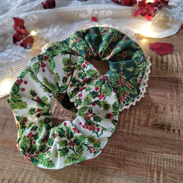 Ένα σετ από δύο χειροποίητα χριστουγεννιάτικα scrunchies με γκι σε πράσινο και οff white. 2τμχ medium size - ύφασμα, αξεσουάρ, χριστούγεννα, χριστουγεννιάτικα δώρα, ιδεά για δώρο - 2