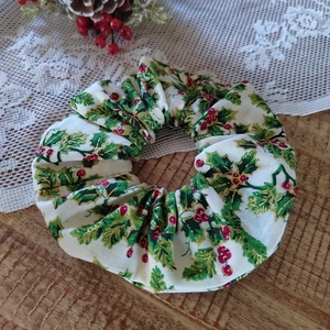 Ένα σετ από δύο χειροποίητα χριστουγεννιάτικα scrunchies με γκι σε πράσινο και οff white. 2τμχ medium size - ύφασμα, αξεσουάρ, χριστούγεννα, χριστουγεννιάτικα δώρα, ιδεά για δώρο - 4