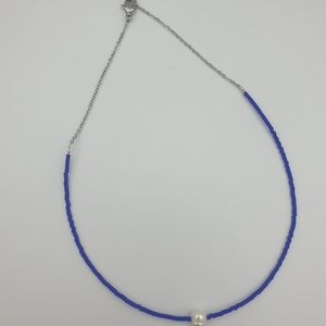 Ασύμμετρο κολιέ με μαργαριτάρι και μπλε ρουά ιαπωνικές χάντρες σε ατσάλινη αλυσίδα - μαργαριτάρι, τσόκερ, χάντρες, κοντά, ατσάλι