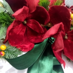 Χριστουγεννιάτικο στεφάνι με κόκκινα λουλούδια - ύφασμα, στεφάνια, διακοσμητικά, κουκουνάρι - 2