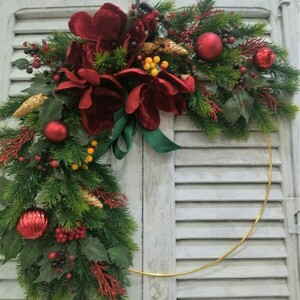 Χριστουγεννιάτικο στεφάνι με κόκκινα λουλούδια - ύφασμα, στεφάνια, διακοσμητικά, κουκουνάρι - 3