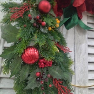 Χριστουγεννιάτικο στεφάνι με κόκκινα λουλούδια - ύφασμα, στεφάνια, διακοσμητικά, κουκουνάρι - 5