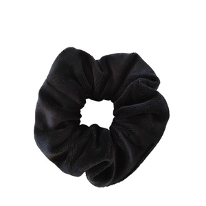 Χειροποιητο υφασμάτινο βελούδινο μαύρο scrunchie λαστιχάκι μαλλιών 1τμχ medium size. - ύφασμα, χριστουγεννιάτικα δώρα, Black Friday, λαστιχάκια μαλλιών