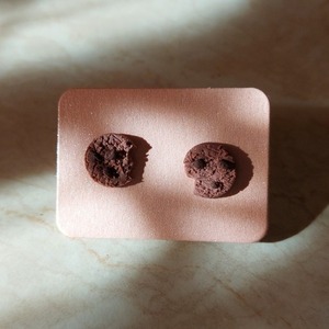 Σκουλαρίκια χειροποίητα, μικρό μπισκότο σοκολάτας, από πολυμερικό πηλό και ατσάλι, καφέ - πηλός, καρφωτά, μικρά, ατσάλι, φθηνά - 4