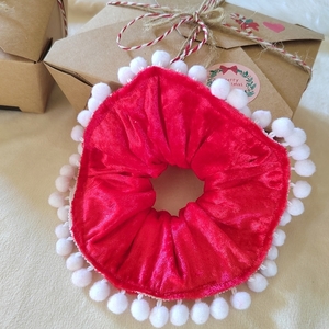 Χειροποιητο βελούδινο κόκκινο χριστουγεννιάτικο scrunchie λαστιχάκι μαλλιών με άσπρα πομ πομ 1τμχ medium size. - ύφασμα, χριστουγεννιάτικα δώρα, άγιος βασίλης, λαστιχάκια μαλλιών - 3