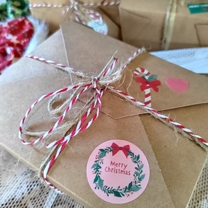 Χειροποιητο βελούδινο κόκκινο χριστουγεννιάτικο scrunchie λαστιχάκι μαλλιών με άσπρα πομ πομ 1τμχ medium size. - ύφασμα, χριστουγεννιάτικα δώρα, άγιος βασίλης, λαστιχάκια μαλλιών - 4