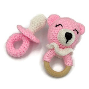 Χειροποίητο σετ δώρου με ροζ πλεκτή κουδουνίστρα αρκουδάκι και πλεκτή πιπίλα - κορίτσι, δώρα για μωρά, κουδουνίστρα, δώρο γέννησης, φυλαχτά