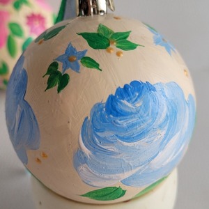 Μπάλα ζωγραφισμένη στο χέρι γαλάζια λουλούδια - ζωγραφισμένα στο χέρι, πλαστικό, στολίδια, μπάλες - 2