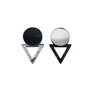 Σκουλαρίκια από plexiglass σε γεωμετρικό σχήμα, μαύρο - ασημί (καθρέφτης) - καρφωτά, μικρά, plexi glass, καρφάκι, φθηνά