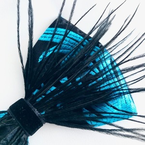 Φιόγκος από σατέν brocart με μαύρα φτερά - ύφασμα, σατέν, φτερό, hair clips - 3