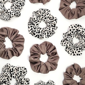 Χειροποίητο scrunchie με leopard print - ύφασμα, animal print, χειροποίητα, λαστιχάκια μαλλιών - 4