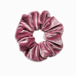 Χειροποίητο ροζ scrunchie με βελούδινη υφή - ύφασμα, βελούδο, χειροποίητα, λαστιχάκια μαλλιών