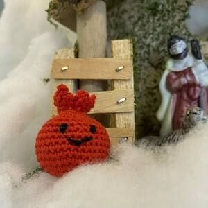 Πλεκτό με βαμβακερό κόκκινο νήμα ρόδι διακοσμητικό χριστουγεννιάτικο. Διαστάσεις : 2cm*2cm*2cm - νήμα, ρόδι, γούρια - 5