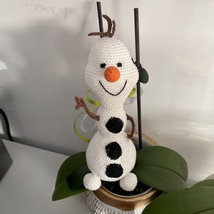 Πλεκτό παιχνίδι χιονάνθρωπος με νήμα λευκό βαμβακερό και καφέ βαμβακερές λεπτομέρειες. Διαστάσεις 15cm*4,5cm*4,5cm - νήμα, λούτρινα, χιονάνθρωπος, στολίδια - 2