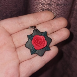 Enchanted Rose| Χειροποίητα κρεμαστά σκουλαρίκια με μεγάλα κόκκινα τριαντάφυλλα σε μαύρη βάση - πηλός, λουλούδι, ατσάλι, κρεμαστά, μεγάλα - 2