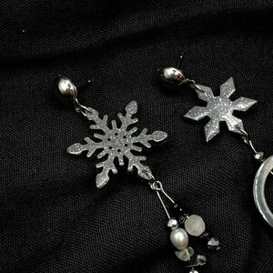 Χριστουγεννιάτικα σκουλαρίκια από υγρό γυαλί και ημιπολύτιμες χάντρες σε σχήμα χιονονιιφάδας - μαύρο/γκρι - γυαλί, χάντρες, ατσάλι, boho, χριστουγεννιάτικα δώρα