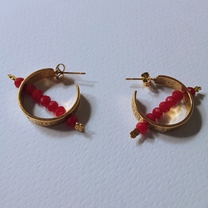 Γυναικεία σκουλαρίκια κρίκοι τρυπητά από ατσάλι σε χρυσό χρώμα και κρύσταλλα σε κόκκινο σκούρο χειροποίητα - χάντρες, καρφωτά, ατσάλι, καρφάκι - 3