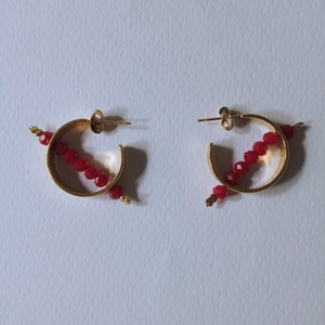 Γυναικεία σκουλαρίκια κρίκοι τρυπητά από ατσάλι σε χρυσό χρώμα και κρύσταλλα σε κόκκινο σκούρο χειροποίητα - χάντρες, καρφωτά, ατσάλι, καρφάκι - 5