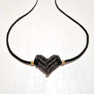 Κολιέ TINY HEART με καρδιά μακραμέ σε μεταλιζέ μαύρο χρώμα και miyuki χάντρες - ημιπολύτιμες πέτρες, καρδιά, μακραμέ, κοντά, φθηνά - 2