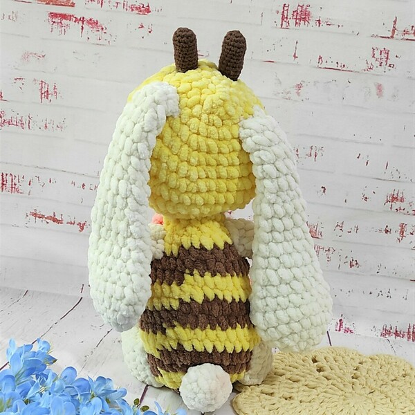 Πλεκτό βελούδινο Λαγουδάκι ντυμένο μελισσούλα. - βελούδο, λούτρινα, λαγουδάκι - 3