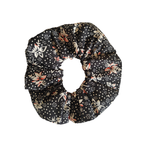 Χειροποιητο υφασμάτινο λαστιχάκι μαλλιών scrunchie κοκαλάκι βαμβακερο μαύρο χρώμα με λουλουδάκια medium size 1τμχ - ύφασμα, vintage, λουλούδια, λαστιχάκια μαλλιών, 100% βαμβακερό