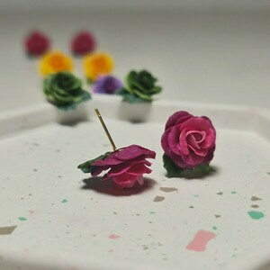 Χειροποίητα καρφωτά μικρά σκουλαρίκια τριαντάφυλλα απο πολυμερικό πηλό και ατσάλινο καρφάκι | stud λουλούδια floral ανοιξιάτικο μοναδικό μπλε κόκκινο λευκό ροζ κιτρινο - πηλός, λουλούδι, καρφωτά, boho, φθηνά - 5