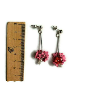 Σκουλαρίκια Καρφωτα Γυναικεία Χειροποίητα απο πολυμερικο πηλο με ροζ-κοκκινα λουλουδια . Μηκος 5 εκ.. - πηλός, λουλούδι, κρεμαστά, καρφάκι, φθηνά - 2