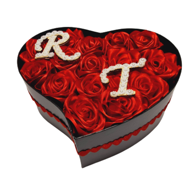 Κουτί καρδιά με χειροποίητα τριαντάφυλλα και τα αρχικά γράμματα του ζευγαριού - ύφασμα, δώρα επετείου, διακοσμητικά, αγ. βαλεντίνου, προσωποποιημένα
